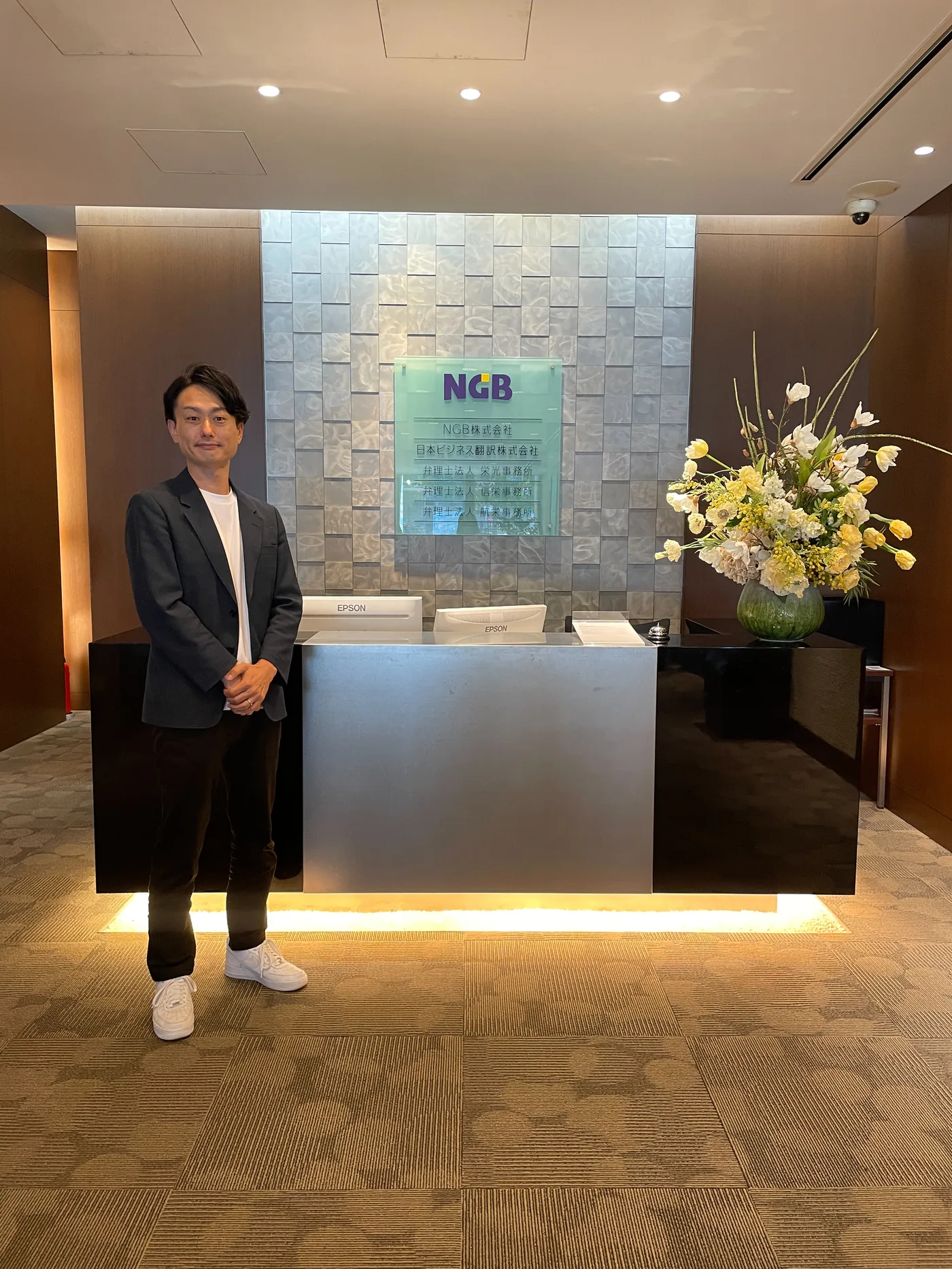 NGBグループ受付前に立つ日本ビジネス翻訳株式会社の増位豪己様
