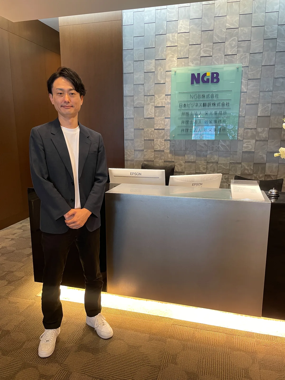 NGBグループ受付前に立つ増位豪己様(日本ビジネス翻訳株式会社)
